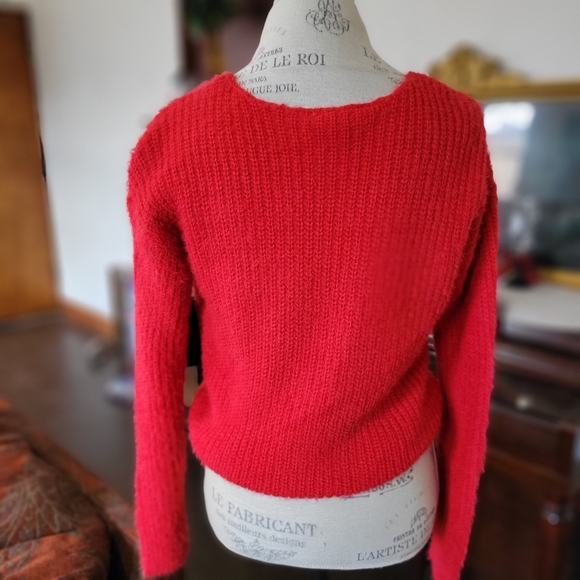 Soft and fuzzy cropped sweater with pearls. - Picture 2 of 3
